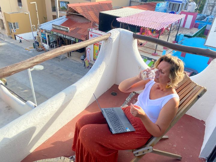 digital nomad relaxing at Kinbe